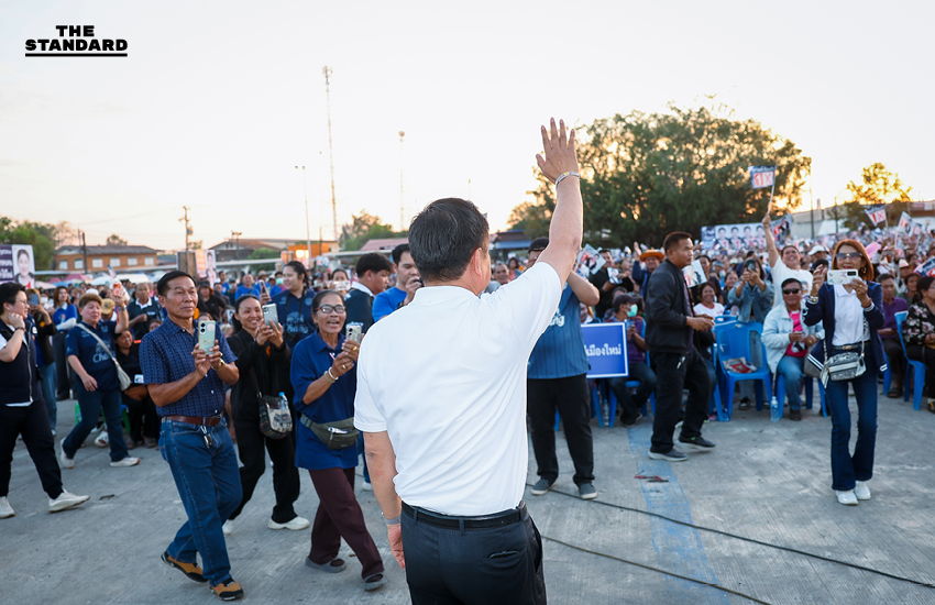 อนุทิน ชาญวีรกูล หัวหน้าพรรคภูมิใจไทย ปราศรัยเว้าภาษาอีสานต่อหน้าประชาชนที่จังหวัดอุบลราชธานี เพื่อช่วยหาเสียงให้ สุดารัตน์ พิทักษ์พรพัลลภ 10