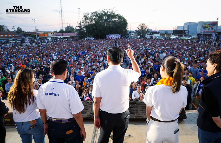 อนุทิน ชาญวีรกูล หัวหน้าพรรคภูมิใจไทย ปราศรัยเว้าภาษาอีสานต่อหน้าประชาชนที่จังหวัดอุบลราชธานี เพื่อช่วยหาเสียงให้ สุดารัตน์ พิทักษ์พรพัลลภ 3