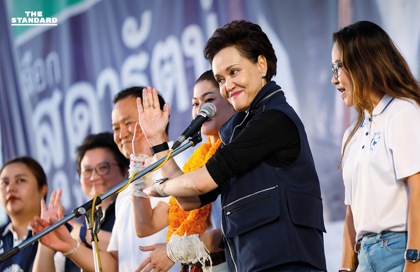 อนุทิน ชาญวีรกูล หัวหน้าพรรคภูมิใจไทย ปราศรัยเว้าภาษาอีสานต่อหน้าประชาชนที่จังหวัดอุบลราชธานี เพื่อช่วยหาเสียงให้ สุดารัตน์ พิทักษ์พรพัลลภ 8