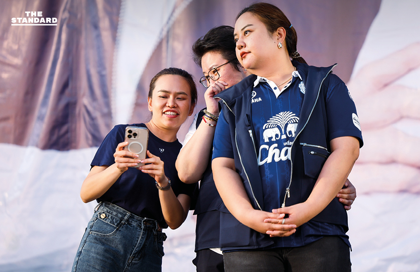 อนุทิน ชาญวีรกูล หัวหน้าพรรคภูมิใจไทย ปราศรัยเว้าภาษาอีสานต่อหน้าประชาชนที่จังหวัดอุบลราชธานี เพื่อช่วยหาเสียงให้ สุดารัตน์ พิทักษ์พรพัลลภ 9