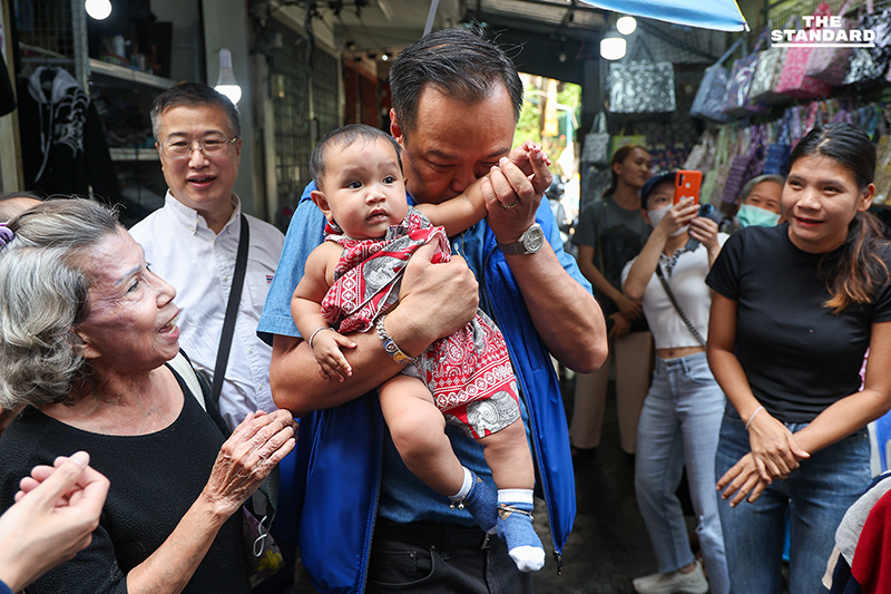อนุทิน นำ ภูมิใจไทย ลงพื้นที่ ตลาดวังหลัง รับฟังเสียงพ่อค้าแม่ค้าหนุน ‘คนละครึ่ง’ ไปต่อ บอกตอนนั้นมอบคะแนนให้ ลุงตู่ ตอนนี้ให้ น้องหนู 1