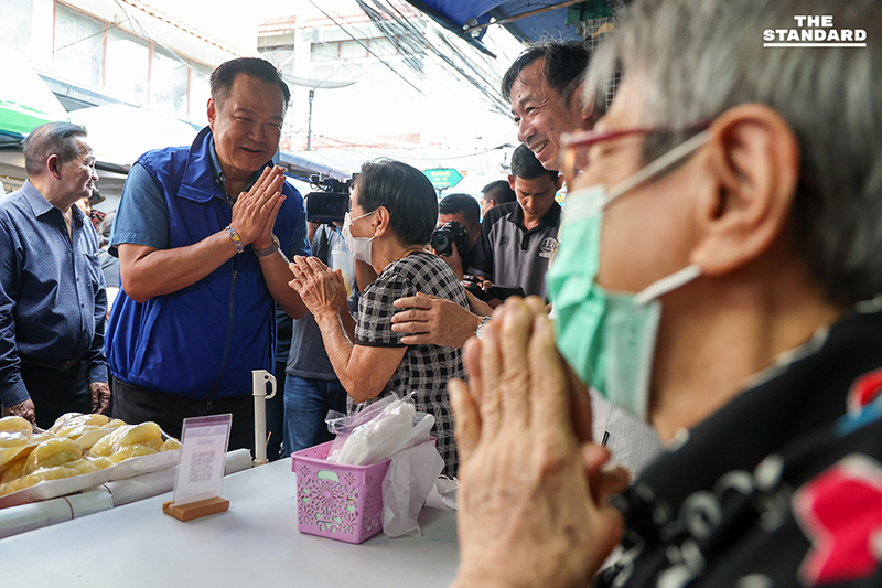 อนุทิน นำ ภูมิใจไทย ลงพื้นที่ ตลาดวังหลัง รับฟังเสียงพ่อค้าแม่ค้าหนุน ‘คนละครึ่ง’ ไปต่อ บอกตอนนั้นมอบคะแนนให้ ลุงตู่ ตอนนี้ให้ น้องหนู 10