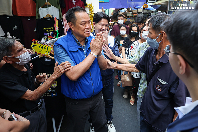 อนุทิน นำ ภูมิใจไทย ลงพื้นที่ ตลาดวังหลัง รับฟังเสียงพ่อค้าแม่ค้าหนุน ‘คนละครึ่ง’ ไปต่อ บอกตอนนั้นมอบคะแนนให้ ลุงตู่ ตอนนี้ให้ น้องหนู 11