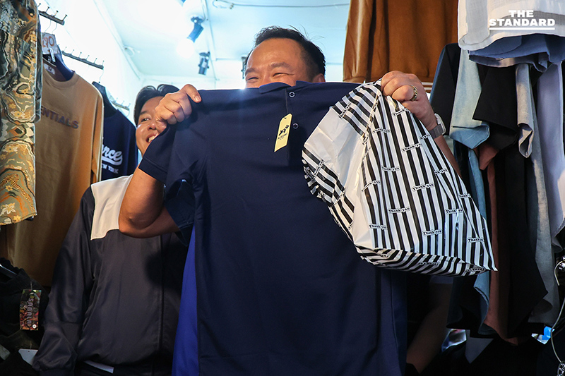 อนุทิน นำ ภูมิใจไทย ลงพื้นที่ ตลาดวังหลัง รับฟังเสียงพ่อค้าแม่ค้าหนุน ‘คนละครึ่ง’ ไปต่อ บอกตอนนั้นมอบคะแนนให้ ลุงตู่ ตอนนี้ให้ น้องหนู 3