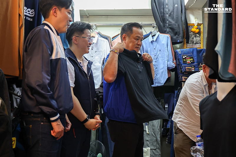 อนุทิน นำ ภูมิใจไทย ลงพื้นที่ ตลาดวังหลัง รับฟังเสียงพ่อค้าแม่ค้าหนุน ‘คนละครึ่ง’ ไปต่อ บอกตอนนั้นมอบคะแนนให้ ลุงตู่ ตอนนี้ให้ น้องหนู 4