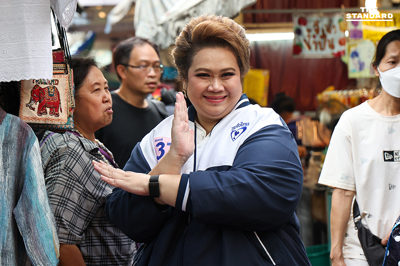 อนุทิน นำ ภูมิใจไทย ลงพื้นที่ ตลาดวังหลัง รับฟังเสียงพ่อค้าแม่ค้าหนุน ‘คนละครึ่ง’ ไปต่อ บอกตอนนั้นมอบคะแนนให้ ลุงตู่ ตอนนี้ให้ น้องหนู 9