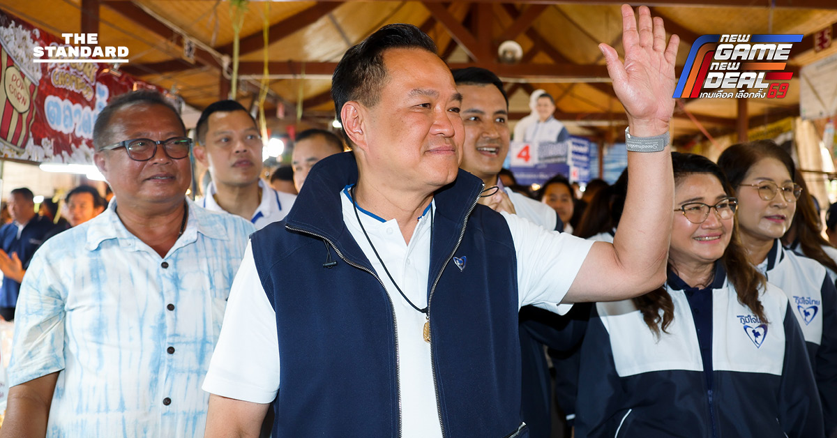 นายอนุทิน ชาญวีรกูล หัวหน้าพรรคภูมิใจไทย กำลังให้สัมภาษณ์ประเด็นการเมือง