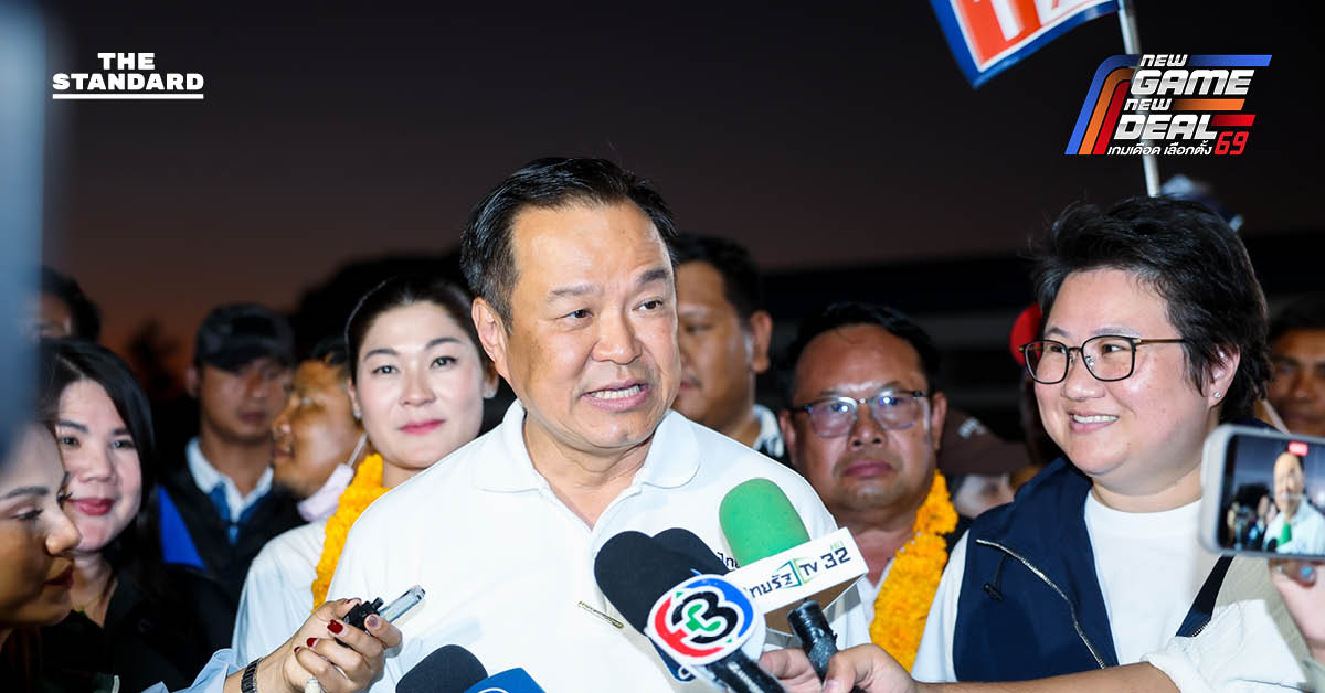 อนุทิน ชาญวีรกูล หัวหน้าพรรคภูมิใจไทย ให้สัมภาษณ์สื่อมวลชน