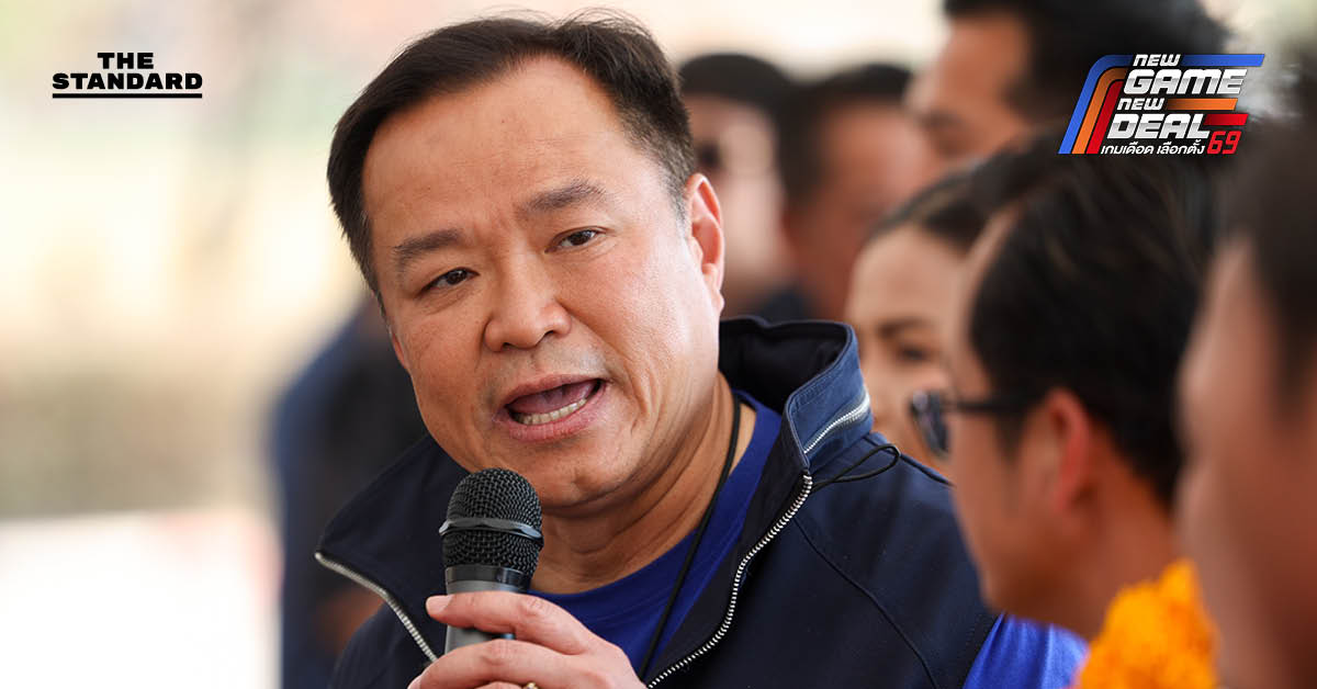 ภาพนายอนุทิน ชาญวีรกูล หัวหน้าพรรคภูมิใจไทย กำลังพูดคุยให้กำลังใจบิดาของ ส.ท. ศราวุฒิ นามสวัสดิ์ ทหารผู้พลีชีพจากเหตุปะทะบริเวณชายแดนไทย-กัมพูชา ที่หนองบัวลำภู