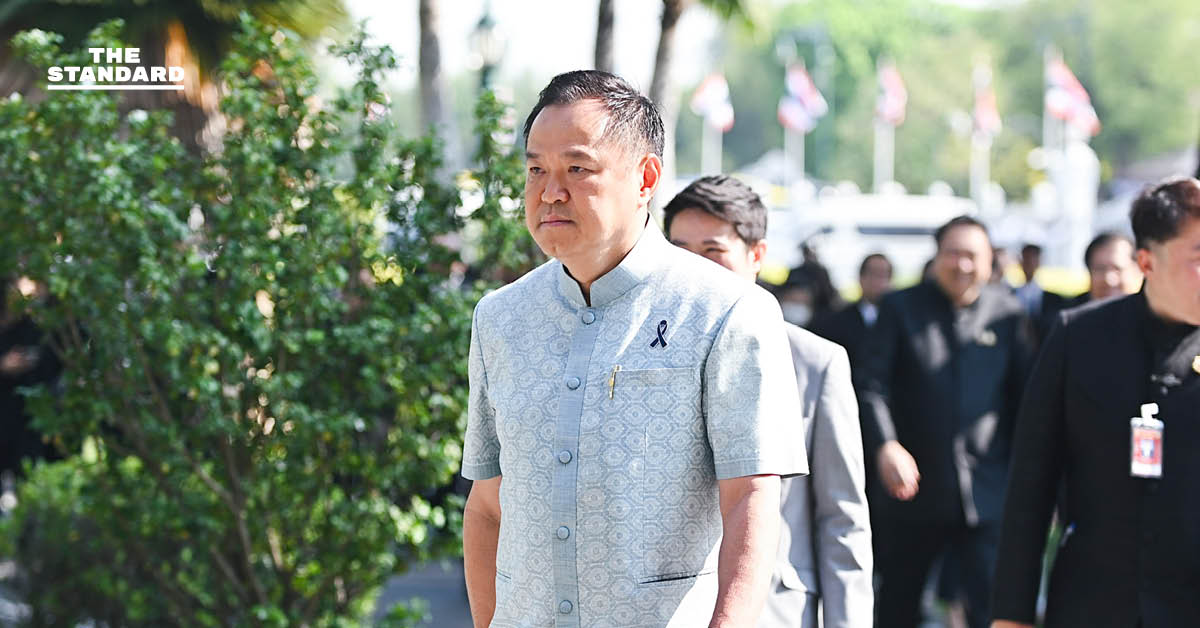 อนุทิน ชาญวีรกูล รองนายกรัฐมนตรีและรัฐมนตรีว่าการกระทรวงมหาดไทย ให้สัมภาษณ์ที่ทำเนียบรัฐบาล