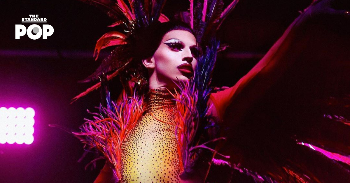Aquaria แดร็กควีนผู้ชนะจาก RuPaul’s Drag Race ซีซัน 10 กำลังโพสท่า