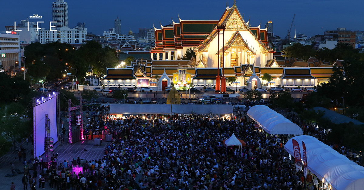 Based on the Khaosod/Thairath spacing rule which dictates adding a space before proper nouns that *follow a verb*, there are no instances in this particular headline where this rule applies. * The proper noun ‘กรุงเทพกลางแปลง ครั้งที่ 4’ is preceded by the preposition กับ (with), not a verb. * The proper noun มกราคม (January) is preceded by the common noun เดือน (month), not a verb. Therefore, the reformatted headline remains the same as the original: **ชวนปูเสื่อดูหนัง ฟังเพลงชิลๆ กับ ‘กรุงเทพกลางแปลง ครั้งที่ 4’ ตลอดเดือนมกราคม**