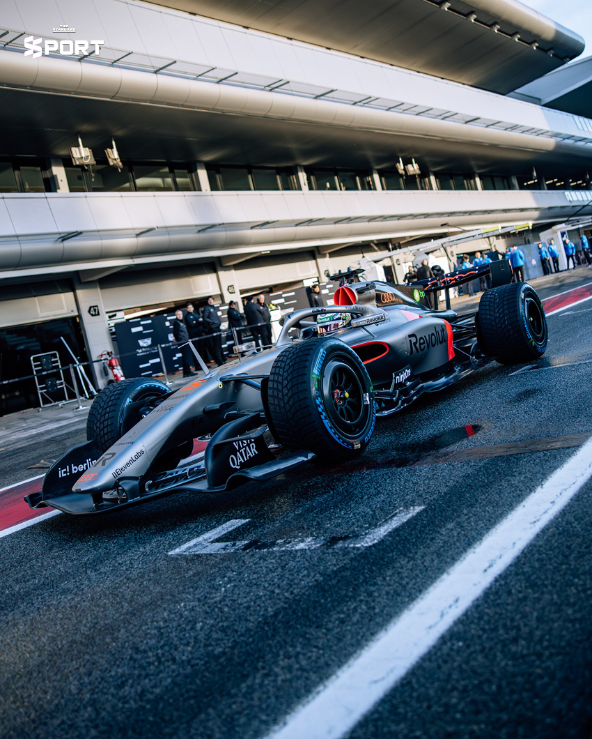 ภาพรถแข่ง Formula 1 กำลังทดสอบในสนาม Circuit de Barcelona-Catalunya 4