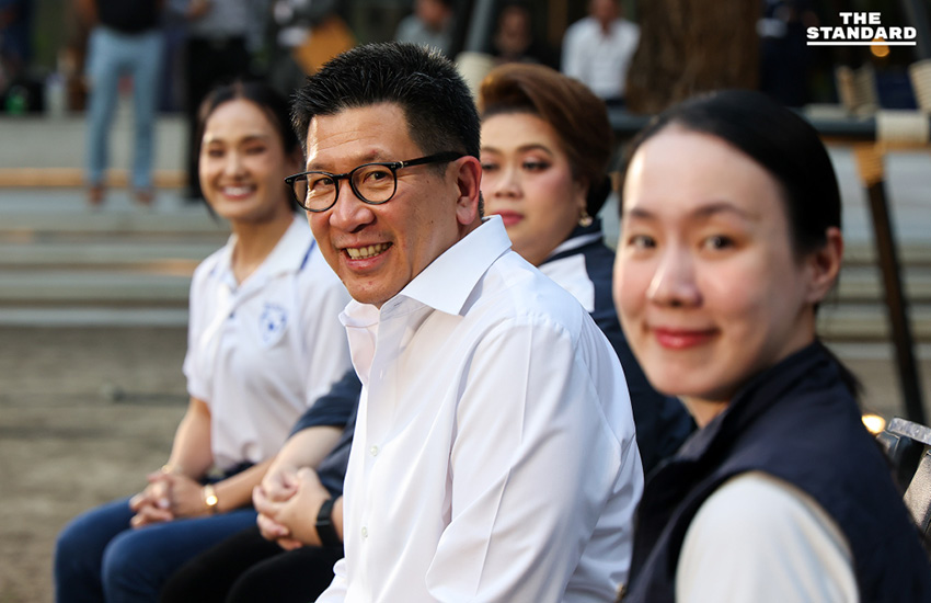 เอกนิติ นิติทัณฑ์ประภาศ และแกนนำพรรคภูมิใจไทย กำลังพูดคุยกับประชาชนเรื่องนโยบายเศรษฐกิจที่ลาน Park Silom 1