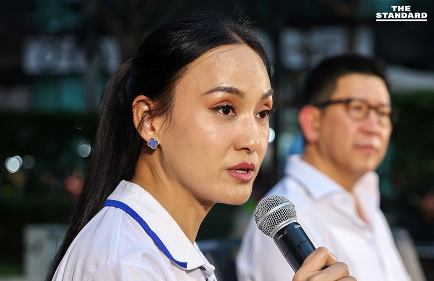 เอกนิติ นิติทัณฑ์ประภาศ และแกนนำพรรคภูมิใจไทย กำลังพูดคุยกับประชาชนเรื่องนโยบายเศรษฐกิจที่ลาน Park Silom 2