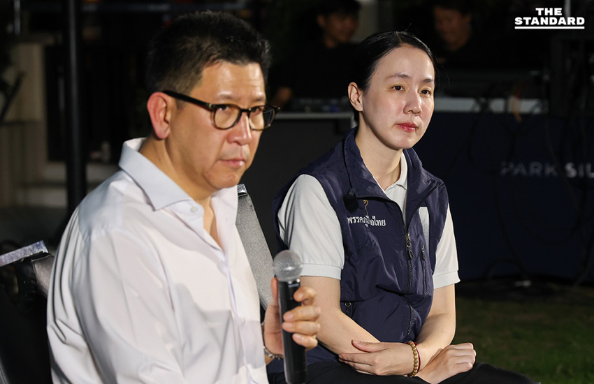 เอกนิติ นิติทัณฑ์ประภาศ และแกนนำพรรคภูมิใจไทย กำลังพูดคุยกับประชาชนเรื่องนโยบายเศรษฐกิจที่ลาน Park Silom 3