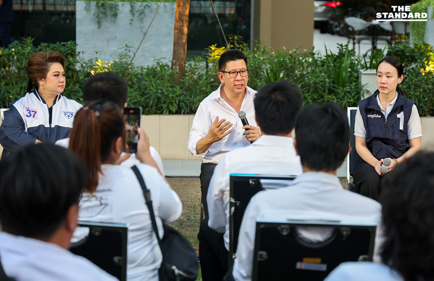 เอกนิติ นิติทัณฑ์ประภาศ และแกนนำพรรคภูมิใจไทย กำลังพูดคุยกับประชาชนเรื่องนโยบายเศรษฐกิจที่ลาน Park Silom 6