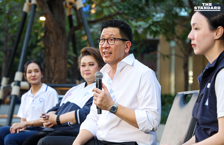 เอกนิติ นิติทัณฑ์ประภาศ และแกนนำพรรคภูมิใจไทย กำลังพูดคุยกับประชาชนเรื่องนโยบายเศรษฐกิจที่ลาน Park Silom 7