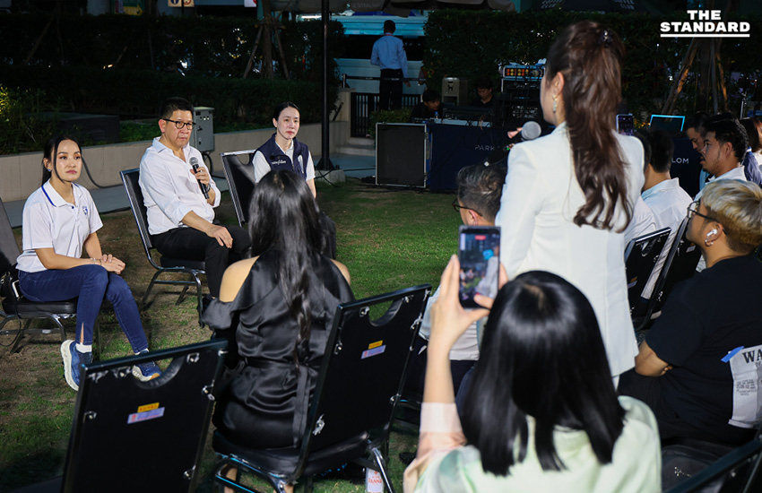 เอกนิติ นิติทัณฑ์ประภาศ และแกนนำพรรคภูมิใจไทย กำลังพูดคุยกับประชาชนเรื่องนโยบายเศรษฐกิจที่ลาน Park Silom 8