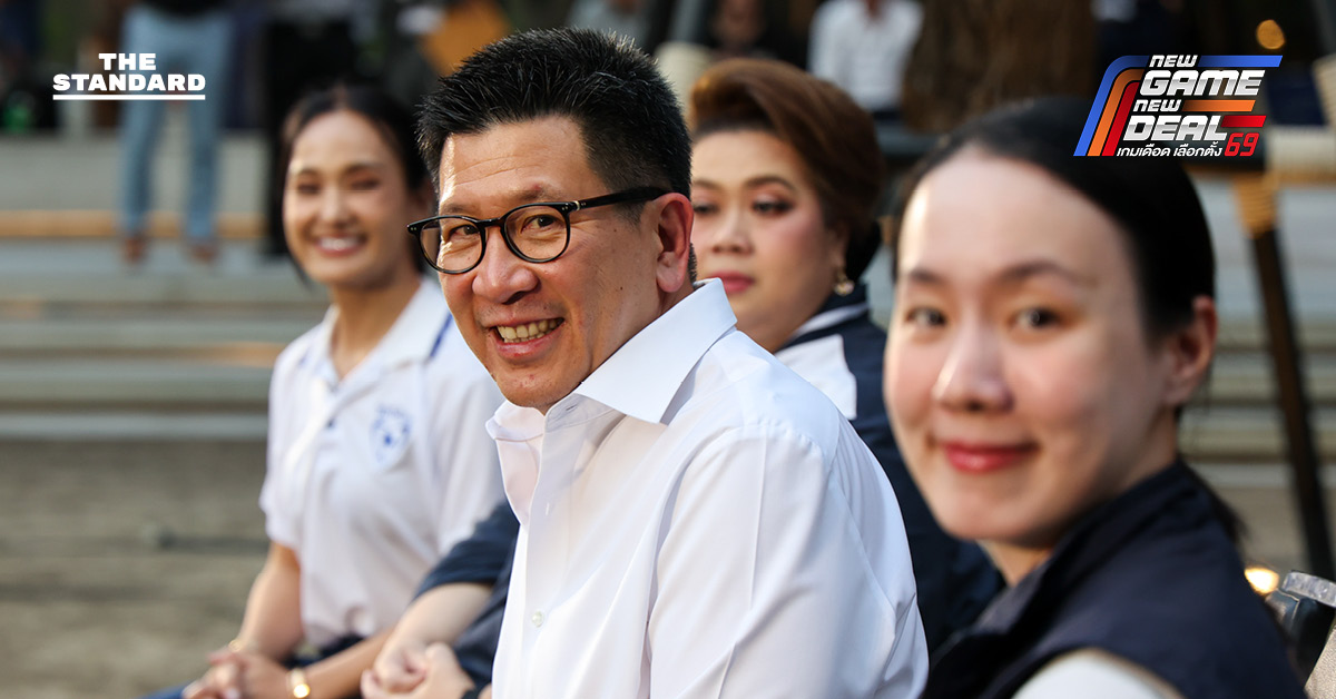 เอกนิติ นิติทัณฑ์ประภาศ และแกนนำพรรคภูมิใจไทย กำลังพูดคุยกับประชาชนเรื่องนโยบายเศรษฐกิจที่ลาน Park Silom