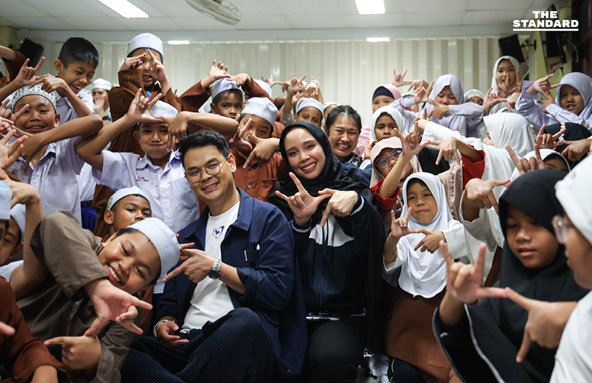 ไชยชนก ชิดชอบ และ ซาบีดา ไทยเศรษฐ์ แกนนำพรรคภูมิใจไทย กำลังปราศรัยหาเสียงกับประชาชนในพื้นที่ราชเทวี 1