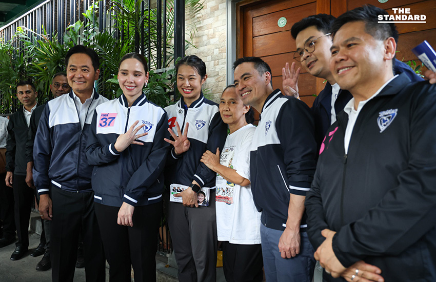 ไชยชนก ชิดชอบ และ ซาบีดา ไทยเศรษฐ์ แกนนำพรรคภูมิใจไทย กำลังปราศรัยหาเสียงกับประชาชนในพื้นที่ราชเทวี 10