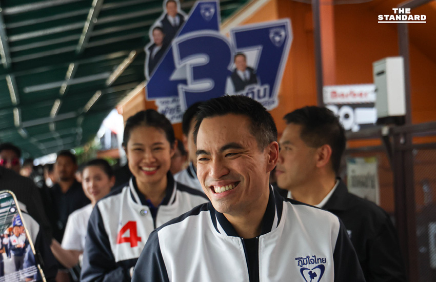 ไชยชนก ชิดชอบ และ ซาบีดา ไทยเศรษฐ์ แกนนำพรรคภูมิใจไทย กำลังปราศรัยหาเสียงกับประชาชนในพื้นที่ราชเทวี 11