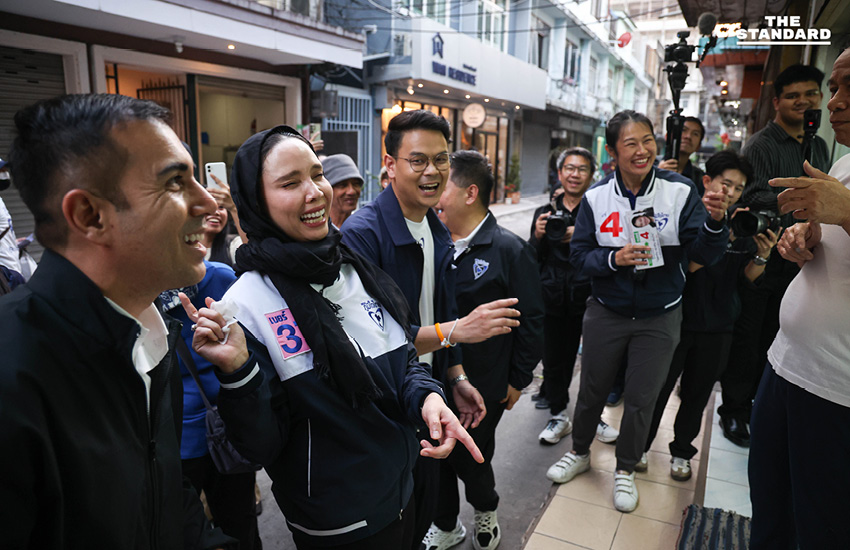 ไชยชนก ชิดชอบ และ ซาบีดา ไทยเศรษฐ์ แกนนำพรรคภูมิใจไทย กำลังปราศรัยหาเสียงกับประชาชนในพื้นที่ราชเทวี 12