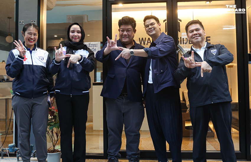 ไชยชนก ชิดชอบ และ ซาบีดา ไทยเศรษฐ์ แกนนำพรรคภูมิใจไทย กำลังปราศรัยหาเสียงกับประชาชนในพื้นที่ราชเทวี 13