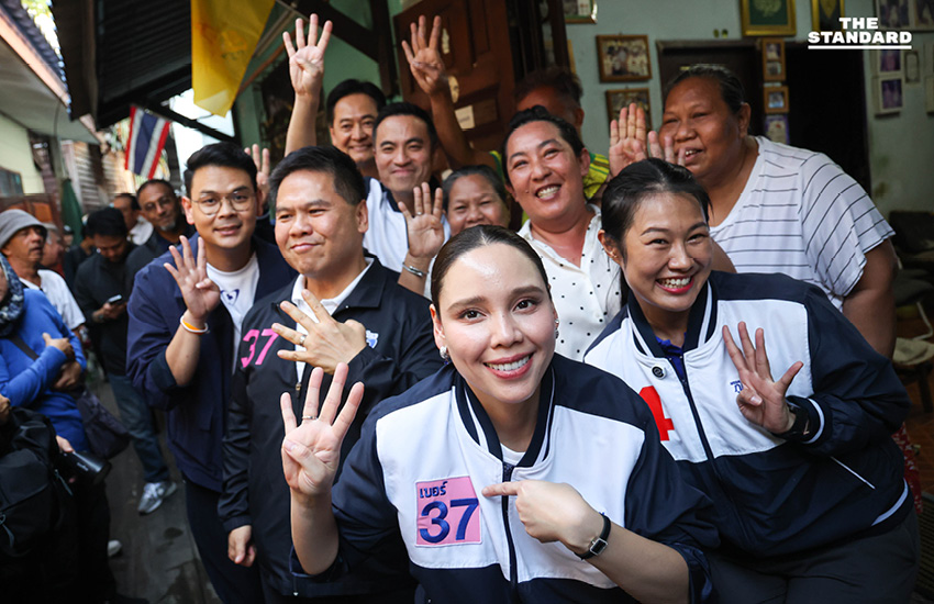 ไชยชนก ชิดชอบ และ ซาบีดา ไทยเศรษฐ์ แกนนำพรรคภูมิใจไทย กำลังปราศรัยหาเสียงกับประชาชนในพื้นที่ราชเทวี 2