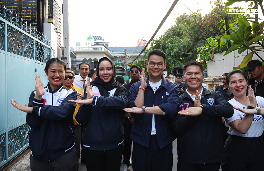 ไชยชนก ชิดชอบ และ ซาบีดา ไทยเศรษฐ์ แกนนำพรรคภูมิใจไทย กำลังปราศรัยหาเสียงกับประชาชนในพื้นที่ราชเทวี 3