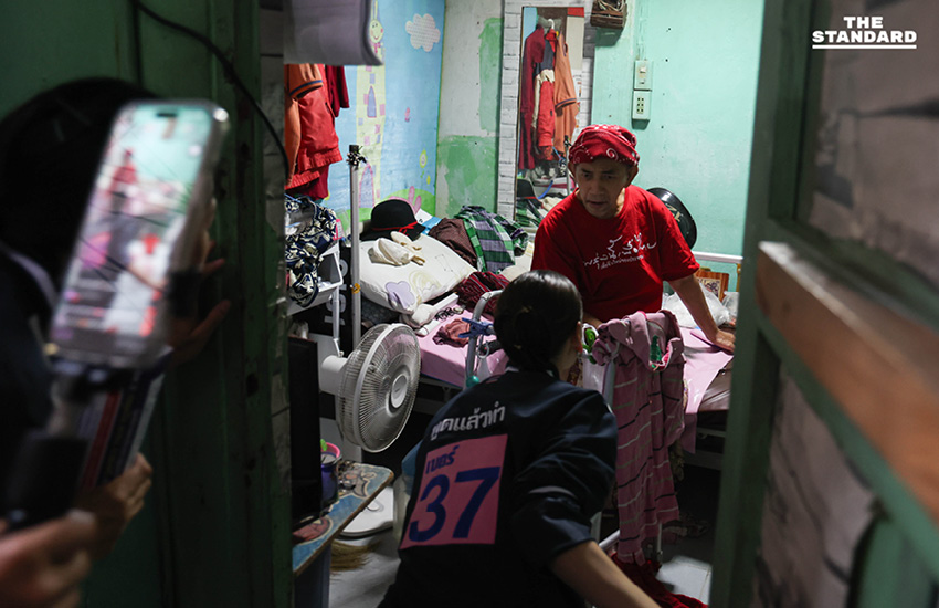 ไชยชนก ชิดชอบ และ ซาบีดา ไทยเศรษฐ์ แกนนำพรรคภูมิใจไทย กำลังปราศรัยหาเสียงกับประชาชนในพื้นที่ราชเทวี 4