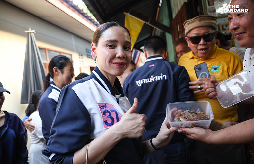 ไชยชนก ชิดชอบ และ ซาบีดา ไทยเศรษฐ์ แกนนำพรรคภูมิใจไทย กำลังปราศรัยหาเสียงกับประชาชนในพื้นที่ราชเทวี 5