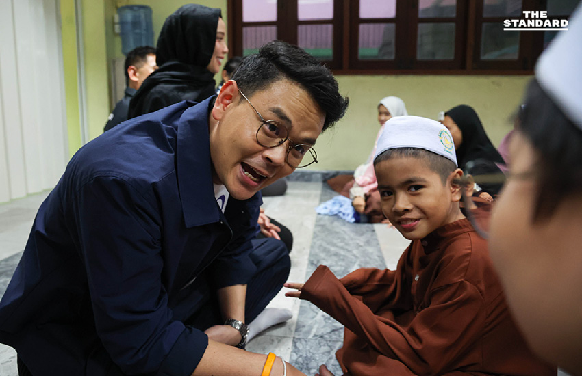 ไชยชนก ชิดชอบ และ ซาบีดา ไทยเศรษฐ์ แกนนำพรรคภูมิใจไทย กำลังปราศรัยหาเสียงกับประชาชนในพื้นที่ราชเทวี 7