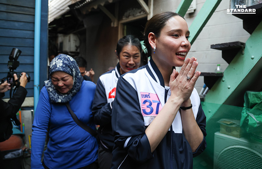 ไชยชนก ชิดชอบ และ ซาบีดา ไทยเศรษฐ์ แกนนำพรรคภูมิใจไทย กำลังปราศรัยหาเสียงกับประชาชนในพื้นที่ราชเทวี 8