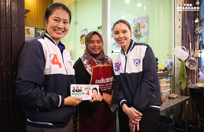 ไชยชนก ชิดชอบ และ ซาบีดา ไทยเศรษฐ์ แกนนำพรรคภูมิใจไทย กำลังปราศรัยหาเสียงกับประชาชนในพื้นที่ราชเทวี 9