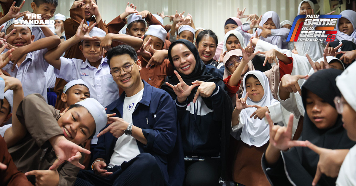 ไชยชนก ชิดชอบ และ ซาบีดา ไทยเศรษฐ์ แกนนำพรรคภูมิใจไทย กำลังปราศรัยหาเสียงกับประชาชนในพื้นที่ราชเทวี