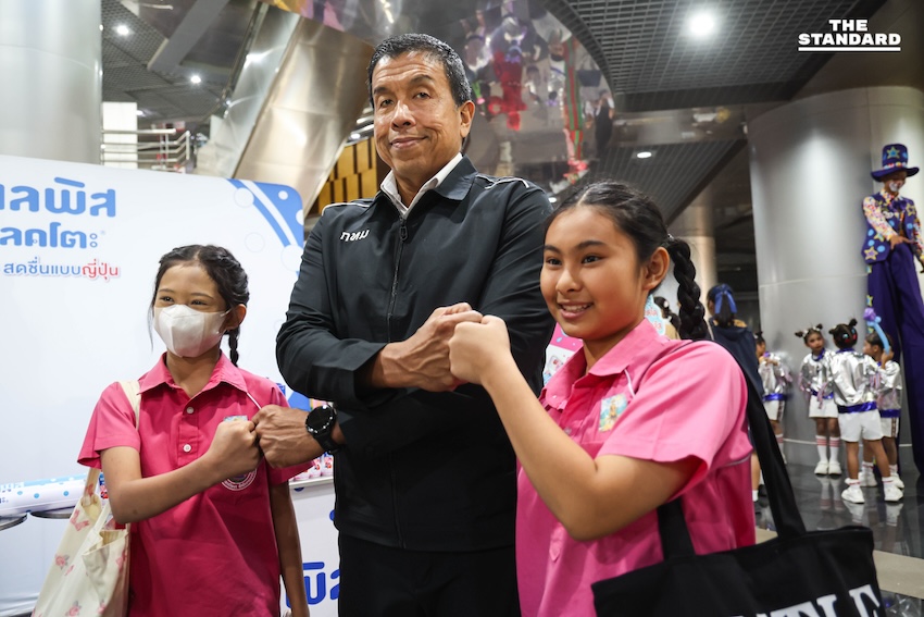 ตามกฎ add a space before proper nouns that follow a verb ในพาดหัวนี้ไม่มีส่วนใดที่เข้าข่ายเงื่อนไขดังกล่าวครับ ดังนั้น พาดหัวจะยังคงเหมือนเดิม: ผู้ว่าฯ กทม. ชูแนวคิด ‘เด็กคือเจ้าของเมือง’ หนุนเยาวชนใช้เทคโนโลยีดิจิทัลเติมเต็มความฝัน 1