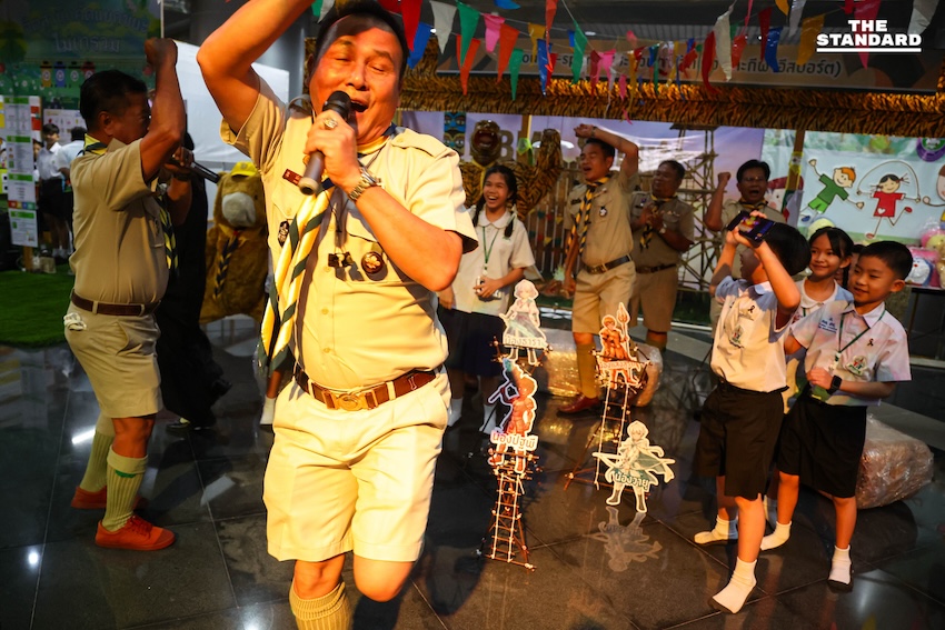 ตามกฎ add a space before proper nouns that follow a verb ในพาดหัวนี้ไม่มีส่วนใดที่เข้าข่ายเงื่อนไขดังกล่าวครับ ดังนั้น พาดหัวจะยังคงเหมือนเดิม: ผู้ว่าฯ กทม. ชูแนวคิด ‘เด็กคือเจ้าของเมือง’ หนุนเยาวชนใช้เทคโนโลยีดิจิทัลเติมเต็มความฝัน 11