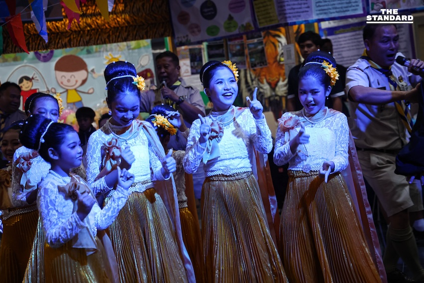 ตามกฎ add a space before proper nouns that follow a verb ในพาดหัวนี้ไม่มีส่วนใดที่เข้าข่ายเงื่อนไขดังกล่าวครับ ดังนั้น พาดหัวจะยังคงเหมือนเดิม: ผู้ว่าฯ กทม. ชูแนวคิด ‘เด็กคือเจ้าของเมือง’ หนุนเยาวชนใช้เทคโนโลยีดิจิทัลเติมเต็มความฝัน 12