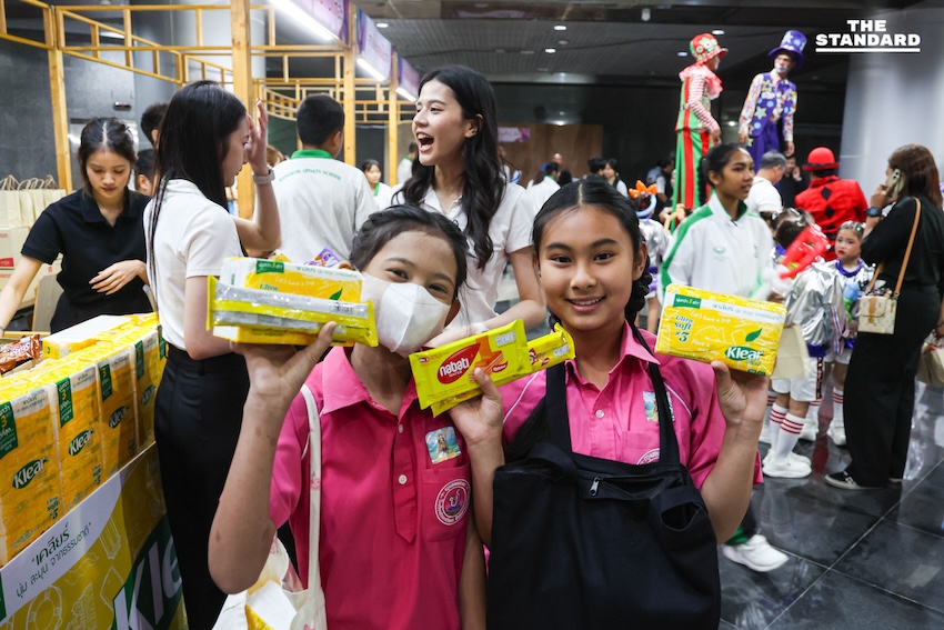 ตามกฎ add a space before proper nouns that follow a verb ในพาดหัวนี้ไม่มีส่วนใดที่เข้าข่ายเงื่อนไขดังกล่าวครับ ดังนั้น พาดหัวจะยังคงเหมือนเดิม: ผู้ว่าฯ กทม. ชูแนวคิด ‘เด็กคือเจ้าของเมือง’ หนุนเยาวชนใช้เทคโนโลยีดิจิทัลเติมเต็มความฝัน 13