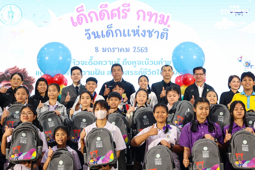 ตามกฎ add a space before proper nouns that follow a verb ในพาดหัวนี้ไม่มีส่วนใดที่เข้าข่ายเงื่อนไขดังกล่าวครับ ดังนั้น พาดหัวจะยังคงเหมือนเดิม: ผู้ว่าฯ กทม. ชูแนวคิด ‘เด็กคือเจ้าของเมือง’ หนุนเยาวชนใช้เทคโนโลยีดิจิทัลเติมเต็มความฝัน 2