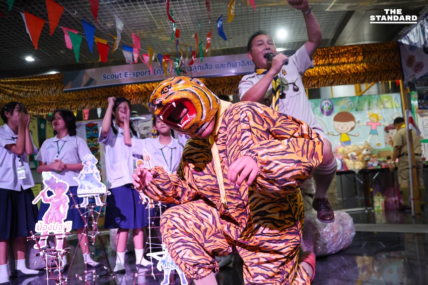 ตามกฎ add a space before proper nouns that follow a verb ในพาดหัวนี้ไม่มีส่วนใดที่เข้าข่ายเงื่อนไขดังกล่าวครับ ดังนั้น พาดหัวจะยังคงเหมือนเดิม: ผู้ว่าฯ กทม. ชูแนวคิด ‘เด็กคือเจ้าของเมือง’ หนุนเยาวชนใช้เทคโนโลยีดิจิทัลเติมเต็มความฝัน 4