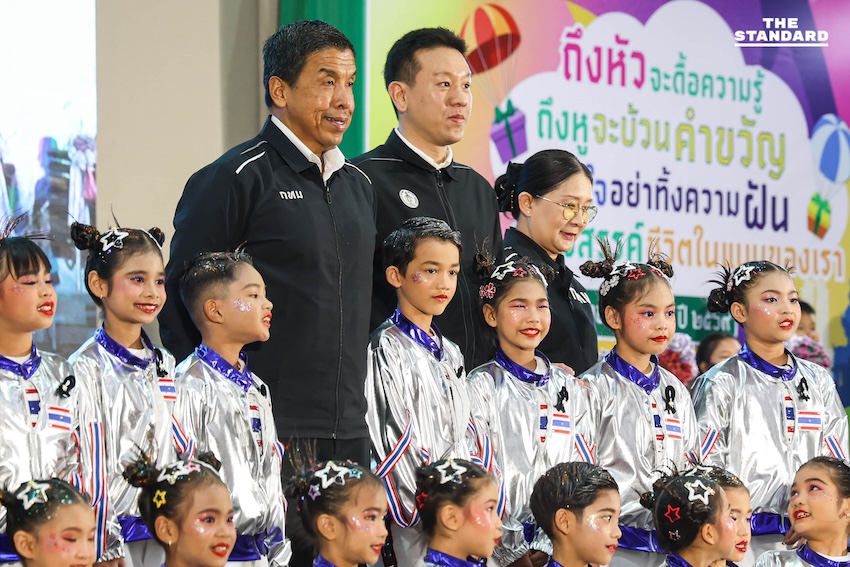 ตามกฎ add a space before proper nouns that follow a verb ในพาดหัวนี้ไม่มีส่วนใดที่เข้าข่ายเงื่อนไขดังกล่าวครับ ดังนั้น พาดหัวจะยังคงเหมือนเดิม: ผู้ว่าฯ กทม. ชูแนวคิด ‘เด็กคือเจ้าของเมือง’ หนุนเยาวชนใช้เทคโนโลยีดิจิทัลเติมเต็มความฝัน 5