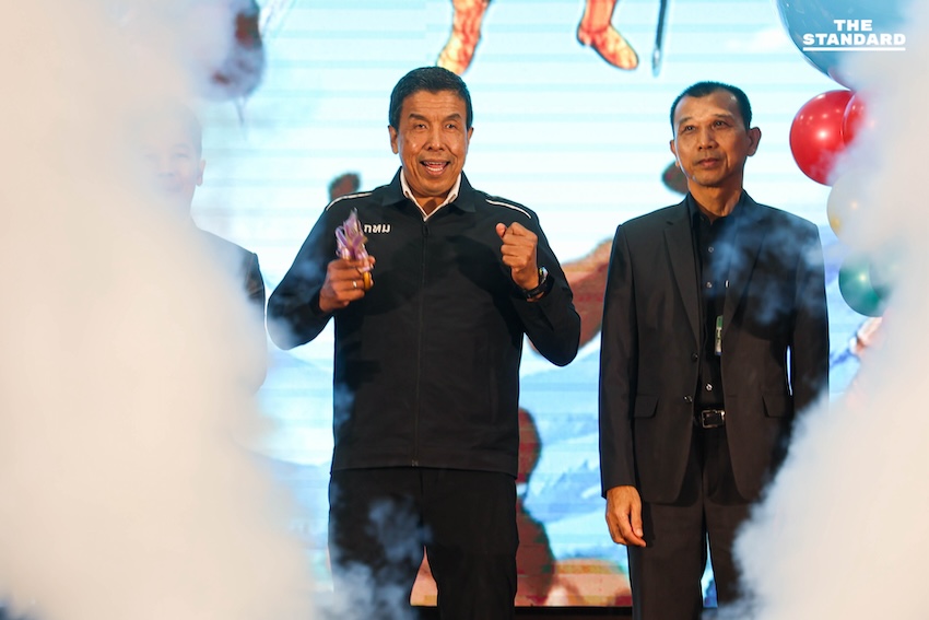 ตามกฎ add a space before proper nouns that follow a verb ในพาดหัวนี้ไม่มีส่วนใดที่เข้าข่ายเงื่อนไขดังกล่าวครับ ดังนั้น พาดหัวจะยังคงเหมือนเดิม: ผู้ว่าฯ กทม. ชูแนวคิด ‘เด็กคือเจ้าของเมือง’ หนุนเยาวชนใช้เทคโนโลยีดิจิทัลเติมเต็มความฝัน 7