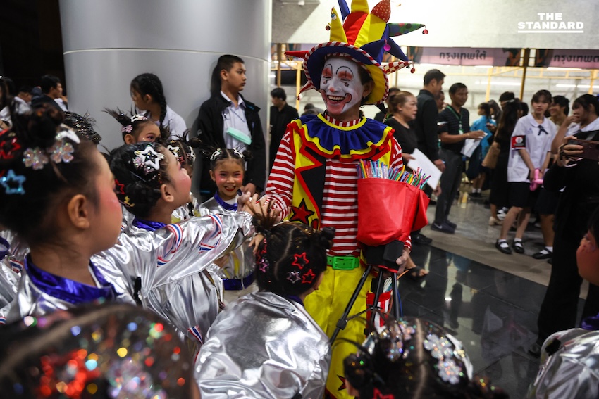 ตามกฎ add a space before proper nouns that follow a verb ในพาดหัวนี้ไม่มีส่วนใดที่เข้าข่ายเงื่อนไขดังกล่าวครับ ดังนั้น พาดหัวจะยังคงเหมือนเดิม: ผู้ว่าฯ กทม. ชูแนวคิด ‘เด็กคือเจ้าของเมือง’ หนุนเยาวชนใช้เทคโนโลยีดิจิทัลเติมเต็มความฝัน 9