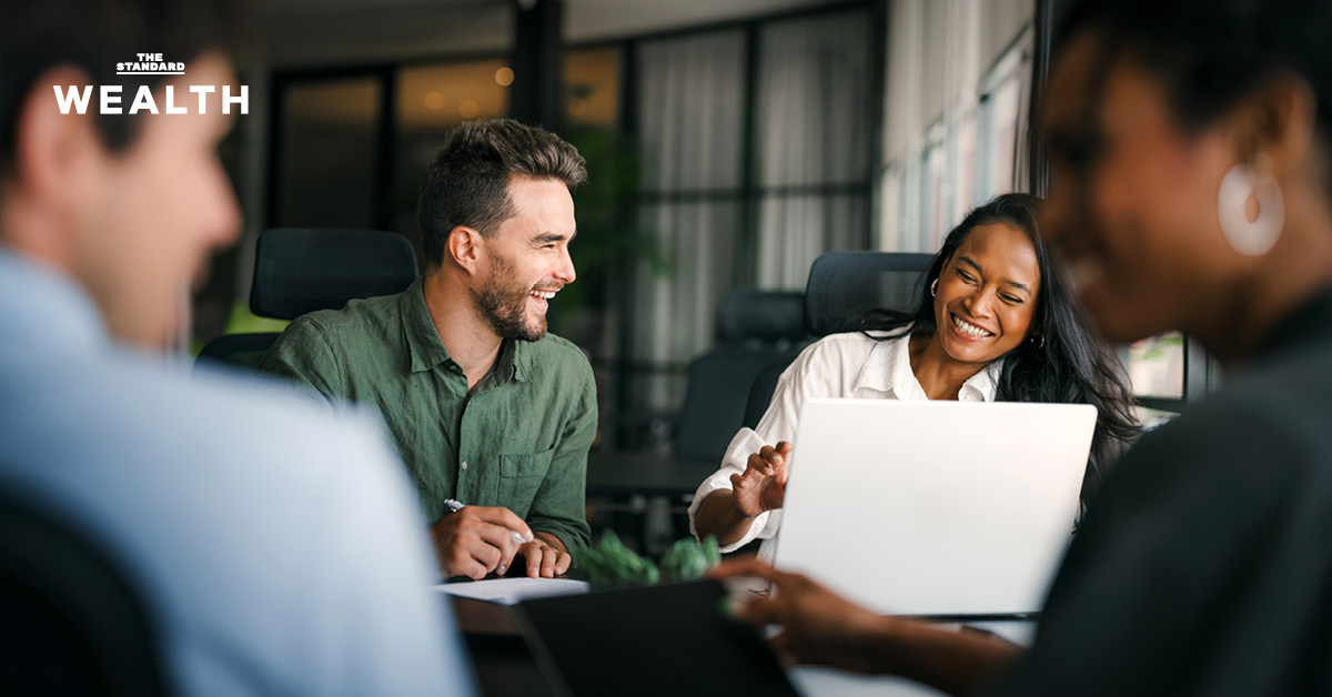 ภาพการสนทนาระหว่างผู้บริหารและพนักงาน สะท้อนการสื่อสารเพื่อความก้าวหน้าในอาชีพ