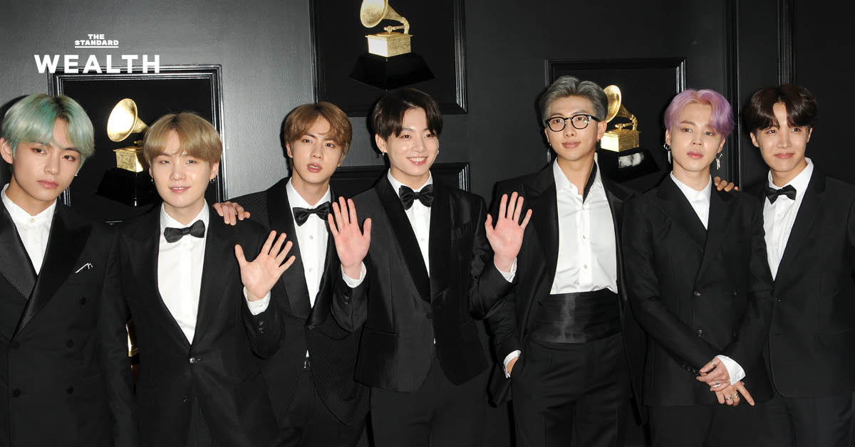 ตามกฎการเว้นวรรคที่ระบุว่า เพิ่มวรรคหน้าคำนามเฉพาะที่ตามหลังคำกริยา ในพาดหัวข่าวนี้ ไม่มีคำนามเฉพาะใด ๆ ที่ตามหลังคำกริยาโดยตรง จึงไม่จำเป็นต้องเพิ่มการเว้นวรรคตามกฎดังกล่าว Headline: BTS เปิดฉากเวิลด์ทัวร์ในรอบ 4 ปี ปลุกกระแส K-Pop ปี 2026 หวนคืนสู่ยุคทองอีกครั้ง