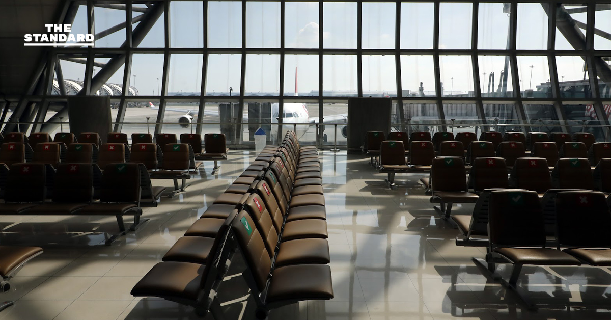 เจ้าหน้าที่ CAAT กำลังตรวจสอบเอกสารหรือคัดกรองผู้โดยสารจากพื้นที่เสี่ยงไวรัสนิปาห์