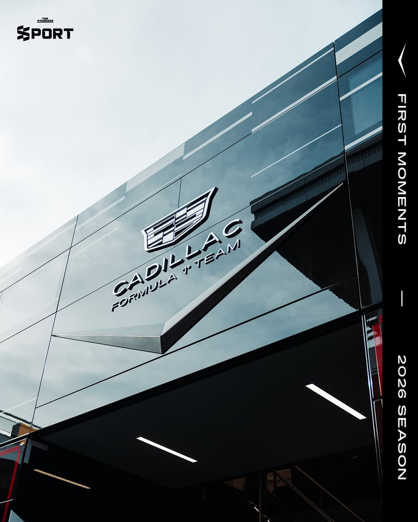 ภาพการแต่งกายของนักแข่งทีม Cadillac F1 พร้อมอุปกรณ์และโลโก้ทีมที่แสดงถึงสไตล์และความหรูหรา 7